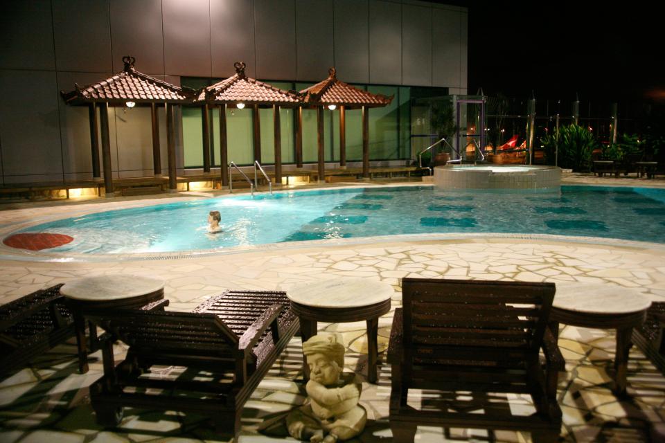 At Singapore’s Changi Airport, travellers can watch planes taking off from a rooftop swimming pool and Jacuzzi. Image: Alamy